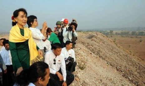 Aung San Suu Kyi saat melakukan tur ke Desa Monywa, tempat lokasi tambang tembaga berada.