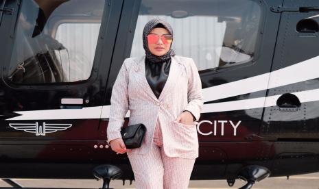 Aurel Hermansyah di acara Vanilla Hijab. Sejak menjadi ibu, Aurel senang mengenakan blazer.