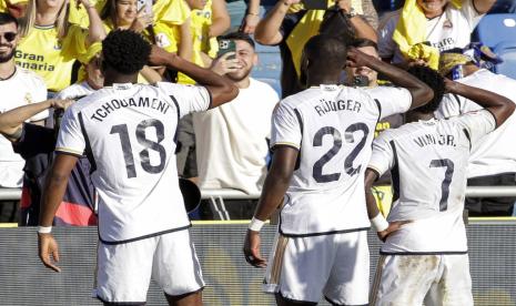 Aurelien Tchouameni dari Real Madrid merayakan gol kedua timnya dalam pertandingan sepak bola La liga Spanyol antara Las Palmas dan Real Madrid di stadion Gran Canaria di pulau Canary Las Palmas, Spanyol, Sabtu, 27 Januari 2024. 