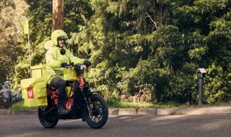 Australia Post menggunakan motor listrik untuk pengiriman paket. 