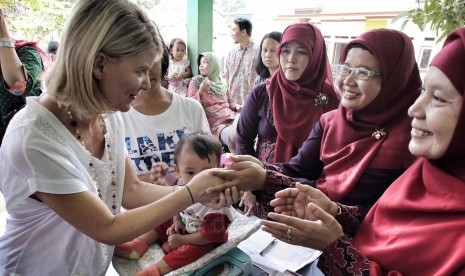 Australia's Ambassador for Women and Girls, Natasha Stott Despoja (left) visits Tigaraksa, Tangerang, on Feb. 17 (file photo)