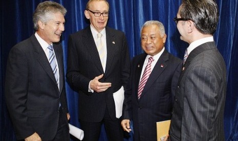 Australia's Defence Minister Stephen Smith (left) and Foreign Affairs Minister Bob Carr (second left) talk to Indonesia's Defence Minister Purnomo Yusgiantoro (second right) and Foreign Minister Marty Natalegawa after a joint news conference at Parliament 