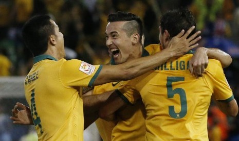 Australia's Jason Davidson (C) celebrates with teammates Tim Cahill and Mark Milligan (R) after scoring a goal against UAE during their Asian Cup semi-final soccer match at the Newcastle Stadium in Newcastle January 27, 2015.