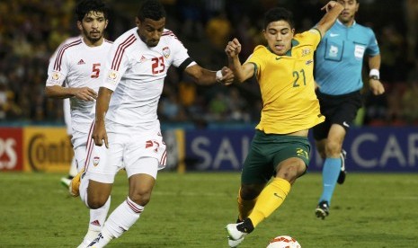 Australia's Massimo Luongo (R) fights for the ball with UAE's Mohamed Ahmad Gharib during their Asian Cup semi-final soccer match at the Newcastle Stadium in Newcastle January 27, 2015. 