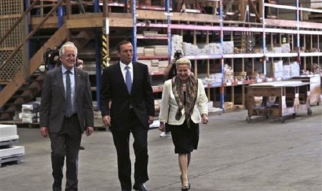 Australia's opposition leader Tony Abbott, center, walks with Liberal candidate Bronwyn Bishop, right, through a hardware store in Sydney Wednesday, Sept. 4, 2013. 