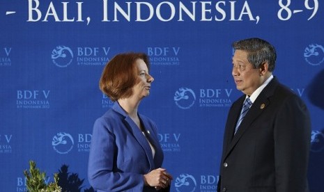 Australia's Prime Minister Julia Gillard (left) chats with Indonesian President Susilo Bambang Yudhoyono before the opening of the 5th Bali Democracy Forum in Nusa Dua November 8, 2012.   