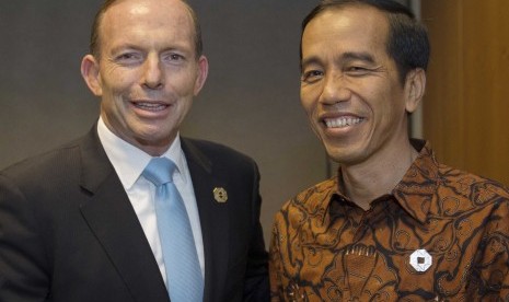 Australia's Prime Minister Tony Abbott (left) meets with Indonesia's President Joko Widodo before the start of the G20 leaders summit in Brisbane November 14, 2014. 