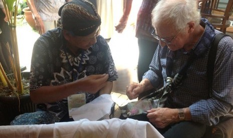 Australian Batik specialist Tony Dyer (right) has been creating Batik since 1970.