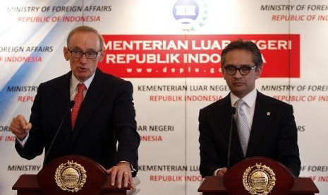 Australian Foreign Minister Bob Carr (left) and Indonesian Foreign Minister, Marty Natalegawa, talk to media person in Jakarta, on Monday.