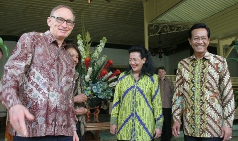 Australian Foreign Minister, Bob Carr (left) visits Governor of Special Region of Yogyakarta, Sultan Hamengkubuwono X (right) in Yogyakarta on Sunday.    