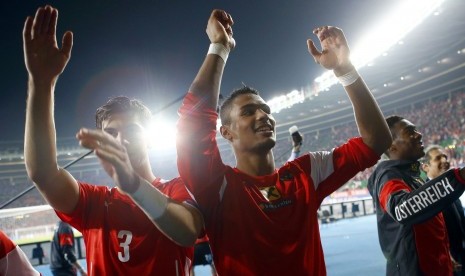 Austria's Aleksandar Dragovic (L) and Rubin Okotie celebrate after their Euro 2016 group G qualifying match against Montenegro in Vienna October 12, 2014