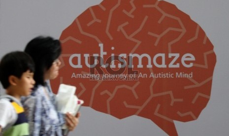 Autimaze: Anak autis dan ibunya melintas di poster Autimaze dalam kampanye peduli anak autis yang bertema 