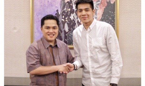 Avan Seputra (kanan) bersama pemilik klub Satria Muda Pertamina Erick Thohir.