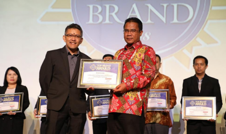 AVP Marketing Communication Telkom Mustakim Wahyudi bersama Managing Director Marketing Group Adyo Bawono saat menerima penghargaan TOP Brand Award untuk kategori Internet Service Provider Fixed Terbaik di Jakarta (20/2).