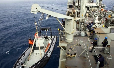 Sebah perahu dari kapal Angkatan Laut Australia HMAS Success, menyelidiki penampakan objek yang diduga berasal dari puing-puing di Samudera Hindia Selatan, Selasa (25/3).  (Reuters)