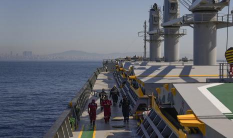 Awak kapal kargo Med Island, yang datang dari Ukraina dengan muatan gandum, mempersiapkan kapal untuk diperiksa oleh pejabat PBB, saat sedang berlabuh di Laut Marmara di Istanbul, Turki, pada 1 Oktober 2022. Kesepakatan ekspor biji-bijian Laut Hitam atau Black Sea Grain Initiative akan memprioritaskan negara-negara Afrika yang membutuhkan. 