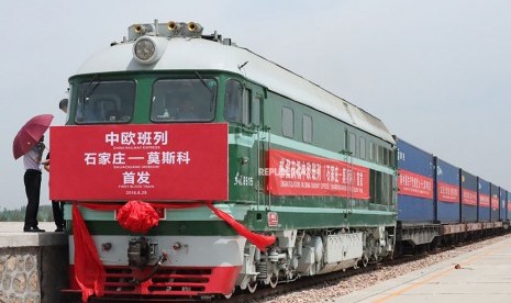 Rusia Hentikan Layanan Kereta Api ke China. Awak kereta api logistik Shijiazhuang-Moskow bersiap melakukan perjalanan perdana dari Stasiun Gao Yi, Shijiazhuang, China, menuju Stasiun Vorsino di Moskow, Rusia.