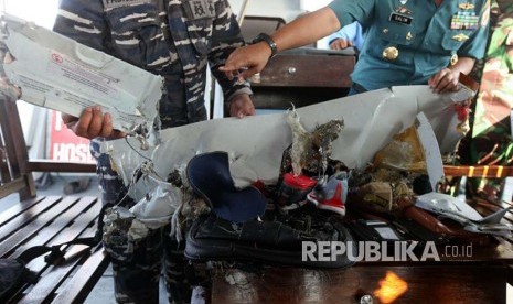 Awak KRI Kobra 867 menunjukkan serpihan pesawat di lokasi jatuhnya pesawat Lion Air JT 610 di perairan Laut Jawa, Senin (29/10) 