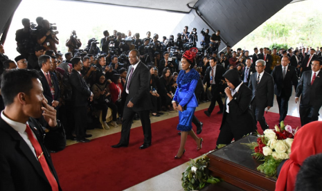 Awak media dari dalam dan luar negeri meliput jalannya Sidang Paripurna Pelantikan Presiden di Gedung MPR, Jakarta.