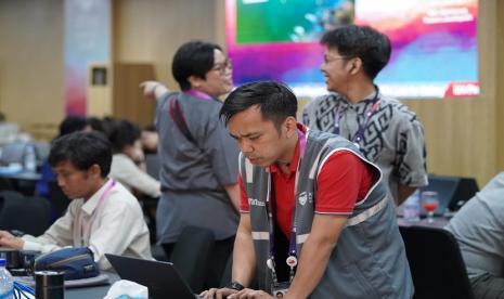 Awak media dari media nasional maupun internasional sedang bekerja di Media Center KTT ke-42 ASEAN yang dikelola oleh TelkomGroup dari sisi penyediaan infrastruktur dan layanan telekomunikasi di Labuan Bajo (9/5). Awak media menyampaikan apresiasi terhadap kualitas jaringan telekomunikasi yang disediakan TelkomGroup dalam mendukung kelancaran penyebaran informasi selama konferensi berlangsung.