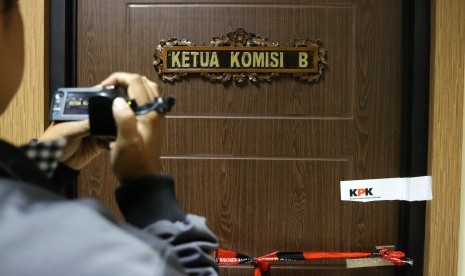 Awak media mengabadikan pintu masuk ruang Komisi B DPRD TK I Jatim yang disegel oleh Komisi Pemberantasan Korupsi (KPK), Surabaya, Jawa Timur, Senin (5/6).