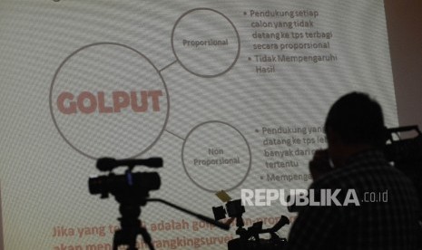 Awak media mengabadikan slide yang ditunjukan oleh peneliti Lingkaran Survey Indonesia (LSI) Ardian Sopa saat menggelar diskusi temuan survey swing voters, golput dan money politik di Kantor LSI, Jakarta, Jumat (10/2).