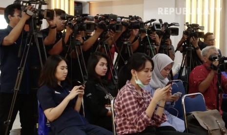 Awak media sedang melakukan aktivitas peliputan (ilustrasi)