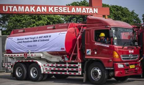 Awak Mobil Tangki (AMT) berada di mobil tangki yang akan mendistribusikan BBM dan Avtur menuju ke Sulawesi, di Terminal Bahan Bakar Minyak (TBBM) Plumpang, Jakarta, Selasa (2/10). 