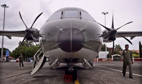 Awak pesawat melakukan pemeriksaan rutin sebelum terbang di BandaraSam Ratulangi, Manado, Sulawesi Utara, Rabu (18/5).