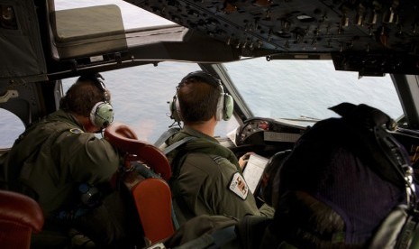  Awak pesawat Orion AP-3C milik Angakatan Udara Australia tengah melakukan misi pencarian pesawat Malaysia Airlines MH370 yang hilang di Samudera Hindia. 