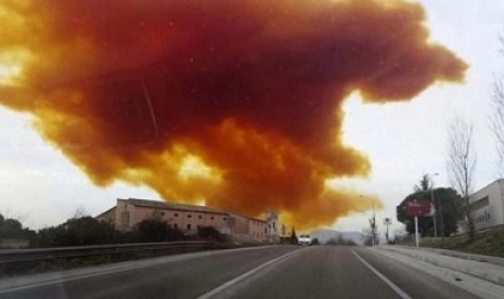 Awan beracun dari ledakan bahan kimia di Barcelona, Kamis (12/2).