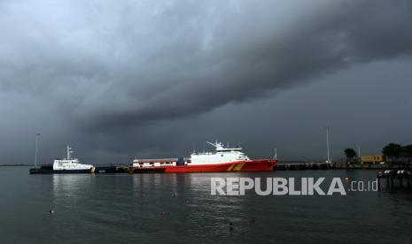 Awan gelap menggelanyut di langit perairan Pantai Losari, Makassar, Sulawesi Selatan, Selasa (18/1/2022). Kepala Badan Meteorologi, Klimatologi, dan Geofisika (BMKG) Dwikorita Karnawati menyatakan zero victim atau tidak adanya korban jiwa dalam bencana tidak akan pernah terwujud jika peringatan dini dan tindakan dini tidak seiring sejalan. 