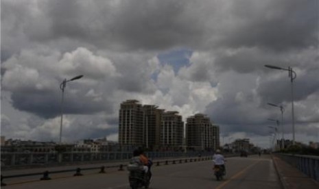 Awan gelap menyelimuti wilayah Hainan, Cina Selatan, sebagai pertanda topan tropis Jebi.