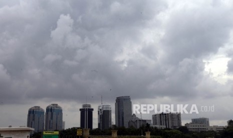   Awan hitam menggantung di langit Jakarta. 