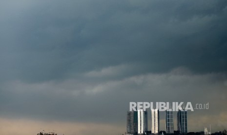 Awan hitam menggantung di Teluk Jakarta, Selasa (2/5). Meski memasuki musim kemarau hujan levat masih sering terjadi di Jakarta