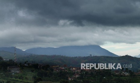 Awan hitam menggelayut pertanda curah hujan tinggi (Republika/Edi Yusuf)