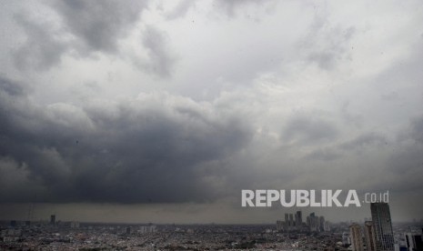 Awan hitam menyelimuti kawasan bagian barat Jakarta, Kamis (11/2). Badan Meteorologi, Klimatologi dan Geofisika (BMKG) memprediksi puncak musim hujan hingga pertengahan bulan Februari.