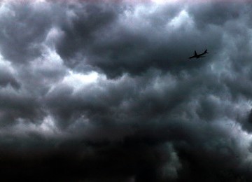 Awan hitam menyelimuti kawasan Muara Angke, Jakarta Utara, Kamis (5/1). (Republika/Agung Supriyanto)