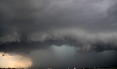 Awan hitam menyelimuti langit di perairan laut Jawa. 