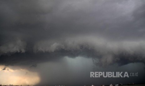 Awan hitam menyelimuti langit di perairan laut Jawa, Selasa (14/3). BMKG Juanda memperkirakan musim penghujan mulai terjadi pada November 2023.