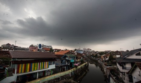 Awan hitam menyelimuti langit perkotaan. Badan Meteorologi, Klimatologi dan Geofisika (BKMG) meminta masyarakat untuk waspada terhadap peningkatan curah hujan di beberapa wilayah di Indonesia.