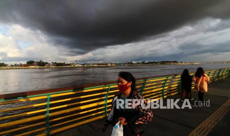 Awan hitam menyelimuti sebagian langit. Badan Meteorologi, Klimatologi dan Geofisika (BMKG) menyatakan fenomena La Nina turut terjadi di sebagian wilayah Sulawesi Tenggara pada November-Desember 2021 dan hal tersebut memicu peningkatan curah hujan yang berpotensi menimbulkan banjir, angin puting beliung serta tanah longsor. 