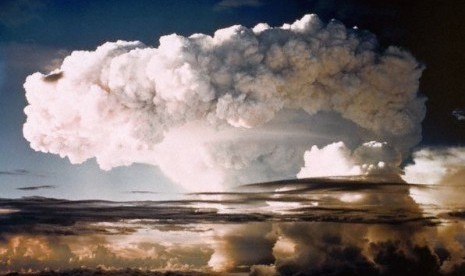 Awan jamur akibat ledakan uji coba bom hidrogen AS pertama 