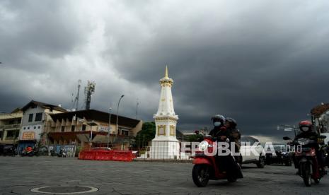 Awan mendung di atas Kota Yogyakarta, Rabu (17/11/2021). Badan Meteorologi, Klimatologi dan Geofisika (BMKG) mengimbau masyarakat di sejumlah wilayah di Indonesia agar tetap waspada terhadap potensi cuaca ekstrem dengan curah hujan berintesitas sedang-lebat yang disertai petir dan angin kencang yang berpotensi menimbulkan bencana hidrometeorologi berupa banjir, tanah longsor, serta angin puting beliung. 