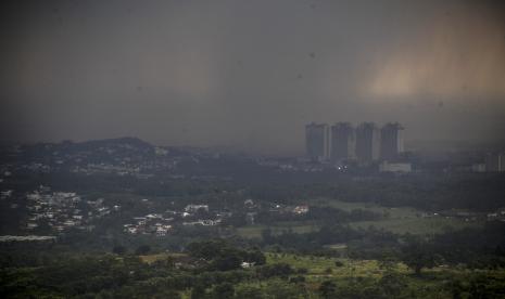 Awan mendung di kawasan Sentul, Kabupaten Bogor, Jawa Barat , Ahad (4/9/2022). Badan Meteorologi, Klimatologi, dan Geofisika (BMKG) mengungkapkan prakiraan musim hujan 2022 akan muncul lebih awal dibandingkan biasanya, diprakirakan awal musim hujan di Indonesia akan terjadi pada bulan September hingga November 2022 dengan puncak musim hujan terjadi bulan Desember 2022 dan Januari 2023. 