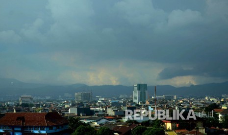 Awan mendung masih menggelayut di atas Kota Bandung. (Ilustrasi)