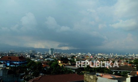 Awan mendung masih menggelayut di atas Kota Bandung, Rabu (18/5). Banjir genangan air hujan akibat tingginya curah hujan pun masih diwaspadai warga kota. (Republika/Edi Yusuf)