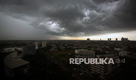 Ilustrasi. Badan Meteorologi, Klimatologi, dan Geofisika (BMKG) memperingatkan masyarakat untuk waspada akan potensi hujan lebat di sejumlah provinsi saat perayaan Hari Raya Idul Fitri/Lebaran 2022, Senin (2/5/2022). 