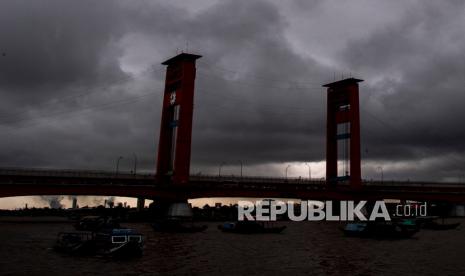 Awan mendung terlihat di kawasan Jembatan Ampera Palembang, Sumatera Selatan, Senin (31/1/2022). Badan Meteorologi, Klimatologi dan Geofisika (BMKG) memprediksi sejumlah daerah di Pulau Sumatera, Jawa dan Kalimantan berpotensi mengalami hujan lebat disertai kilat dan angin kencang. 