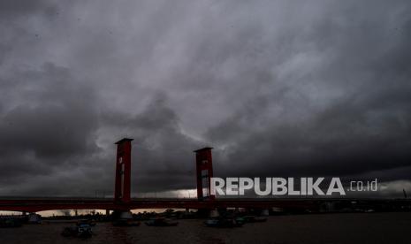 Awan mendung terlihat di kawasan Jembatan Ampera Palembang, Sumatera Selatan, Senin (31/1/2022).